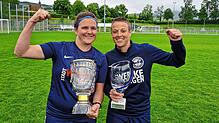 Eine Zeit voller Erfolge: Anja Hahn (links) mit dem SBFV-Pokal, den der Hegauer FV in dieser Saison gewonnen hat. Neben ihr, Luisa ...