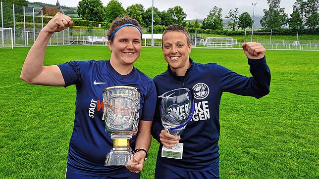 Eine Zeit voller Erfolge: Anja Hahn (links) mit dem SBFV-Pokal, den der Hegauer FV in dieser Saison gewonnen hat. Neben ihr, Luisa ...