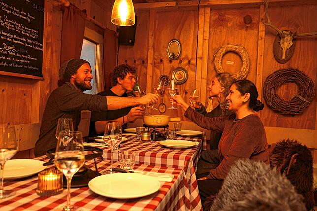 In der Fondue-Hütte verbringen die Gäste stimmungsvolle Stunden.