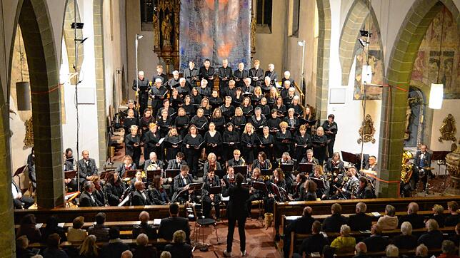 Kirchenchor und Stadtkapelle Markdorf beim gemeinsamen Konzert in St. Nikolaus.