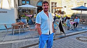 Zurück am Ort seiner Kindheit: Mark Keller steht vor dem Rathaus-Café an der Hofstatt in Überlingen.