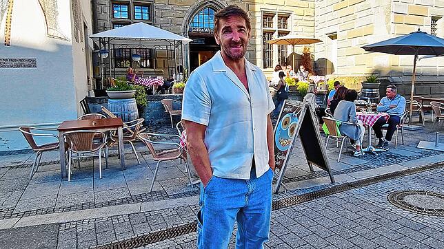 Zurück am Ort seiner Kindheit: Mark Keller steht vor dem Rathaus-Café an der Hofstatt in Überlingen.