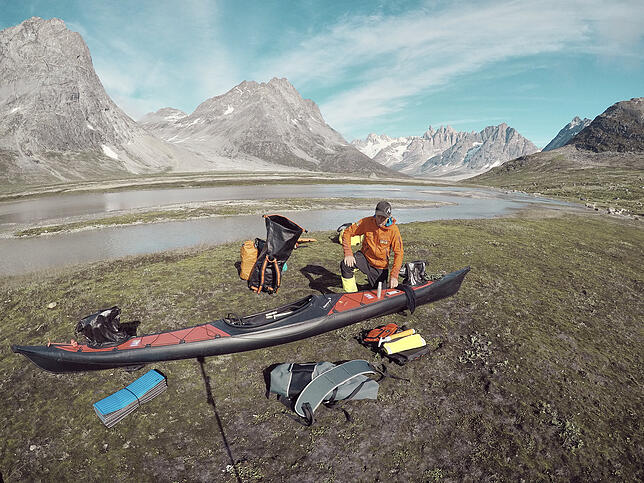 Landschaft im Weitwinkel: Jasper und sein Kajak. Bei einer solchen Reise hängt auch von der Ausrüstung einiges ab.