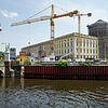 Kräne stehen auf der Baustelle des Humboldt Forums im neuen Berliner Stadtschloss. Im Hintergrund links ist der Berliner Fernsehturm zu ...