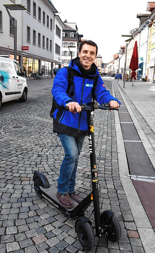 Hannes Schwidarek testet im März einen Elektroroller in der Villinger Bickenstraße.