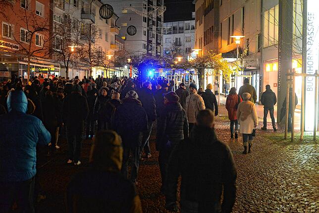 Etwa 350 Demonstrierende zogen über den Buchhornplatz in Friedrichshafen.