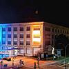 Das Rathaus von Singen bei Nacht angestrahlt in den Farben der ukrainischen Flagge als ein Zeichen von Solidarität.