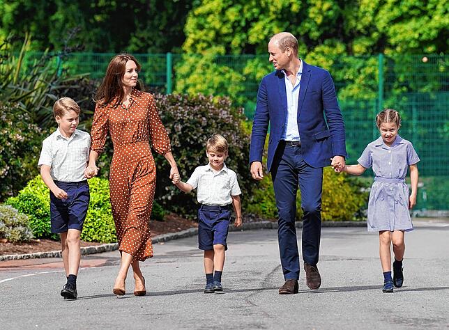 Prinz George (l), Prinzessin Charlotte (r) und Prinz Louis (M) kommen in Begleitung ihrer Eltern Prinz William (2.v.r), Herzog von ...