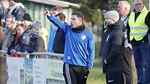 Steffen Breinlinger beim Coachen seiner Mannschaft an der Seitenlinie. Ein Bild, das es in Gutmadingen künftig nicht mehr geben wird.