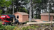 Eines von drei Stelzenhäusern des Wildniscamps. Bild: Sebastian Barthmes