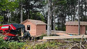 Eines von drei Stelzenhäusern des Wildniscamps. Bild: Sebastian Barthmes