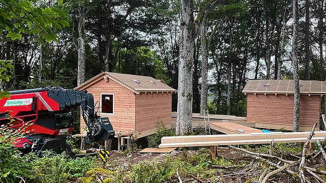 Eines von drei Stelzenhäusern des Wildniscamps. Bild: Sebastian Barthmes