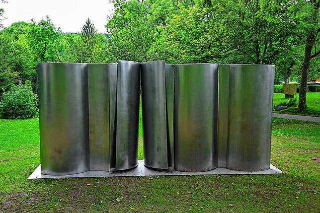 Sieben Meter breit und über drei Meter hoch ist diese Säulenwand von Erich Hauser. Die Skulptur stand vier Jahrzehnte im Garten des ...