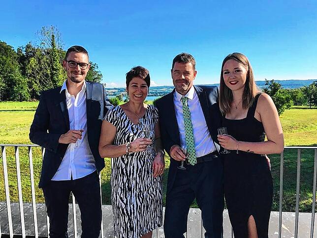 Feiner Zwirn statt Trikots: Familie Winkler (von links) mit Niklas, Renate, Georg und Svenja. Gemeinsam eine starke Tischtennis-Familie.