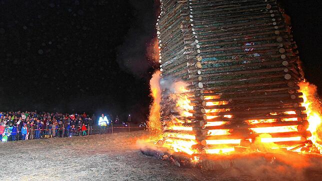 (Archivbild von 2019) Das Funkenfeuer auf dem Purren ist ein grandioses Spektakel, für das meist mehr als 2000 Besucherinnen und ...