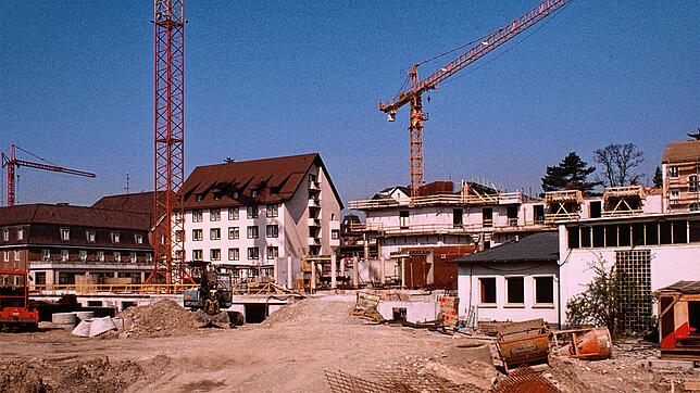 Die Baustelle des Rudolf-Eberle-Platzes mit dem Bau des Kursaals zu Beginn der 80er Jahre. Auf der rechten Seite befindet sich das ...