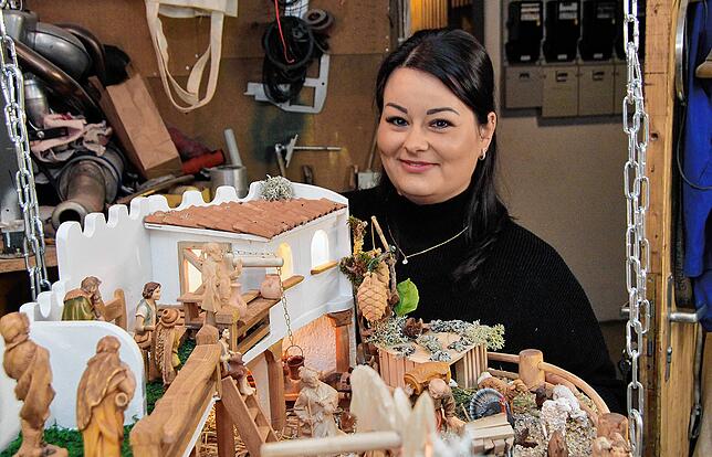 Bianca Russo ist stolz auf ihren Vater und seine XL-Weihnachtskrippe, die er nicht zuletzt für ihren Sohn Nevio (3) gebaut hat.