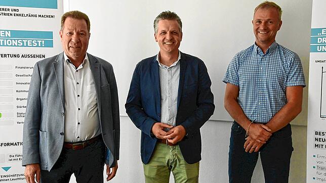 CDU-Bundestagsabgeordneter Thorsten Frei (Mitte) informiert sich über das Angebot des Steinbeis Beratungszentrum Transformation, ...