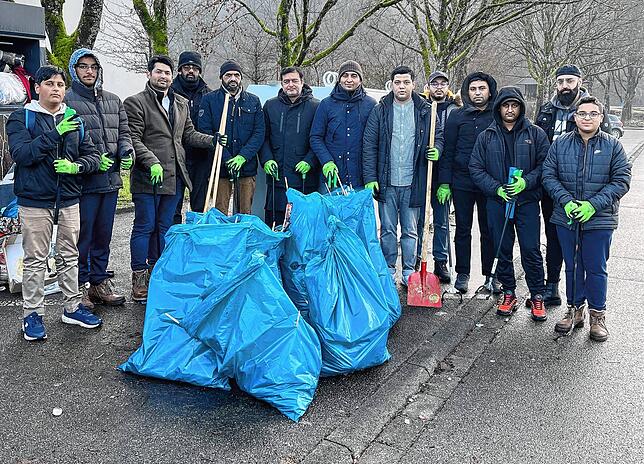 Mitglieder der Ahmadiyya-Gemeinde haben in Tiengen Straßen und Plätze vom Silvestermüll befreit.