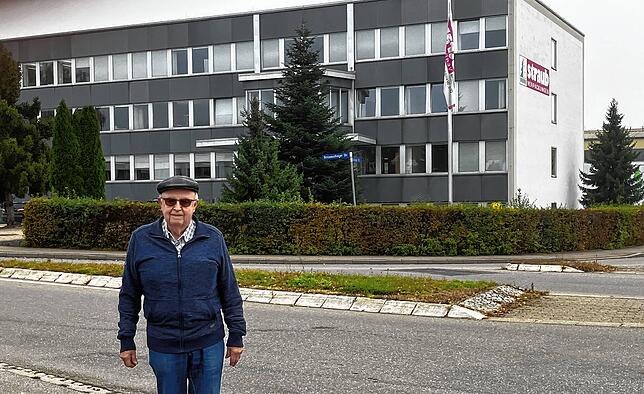 Ernst Schelb vor dem Sitz seines Arbeitgebers: Er hat 1963 bei Straub angefangen. Der 85-Jährige hat auch nach 60 Jahren nicht genug.