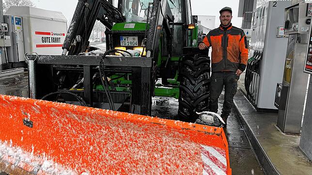 Tim Granacher hat seit Donnerstagmorgen, 5.30 Uhr, in Gurtweil Schnee weggeräumt. Jetzt heißt es erst einmal tanken und auf den nächsten ...