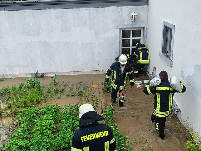 In Küssaberg ist die Feuerwehr ist weiterhin im Großeinsatz. Der Regen erschwert die Arbeiten. Zahlreiche Keller müssen ausgepumpt werden.