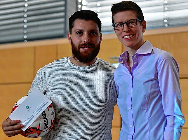 Fairplay-Preis: Luigi Lentisco vom FC Erzingen nahm beim Bezirkstag die Ehrung für seinen Mitspieler Felix Uhl, der den „Fairplay-Preis ...