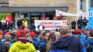 Protestiert wurde auch im September 2024: Zur Abschlusskundgebung versammelten sich die Mitarbeiter damals vor dem Häfler Rathaus.
