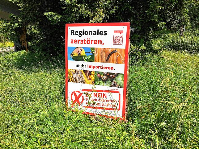 Ein Plakat in Bad Zurzach nahe Küssaberg (im Landkreis Waldshut) ruft zur Ablehnung der Pestizid- und Trinkwasser-Initiative auf, die am ...