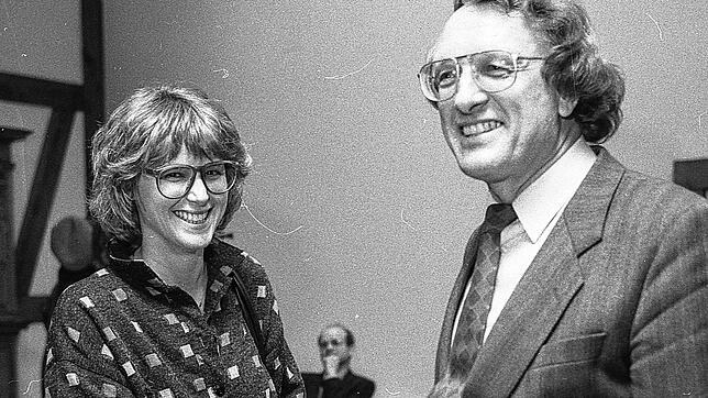 1986: Christa Albrecht wird als erste Frauenbeauftrage in Konstanz gewählt. Der damalige Oberbürgermeister Horst Eickmeyer gratuliert. ...