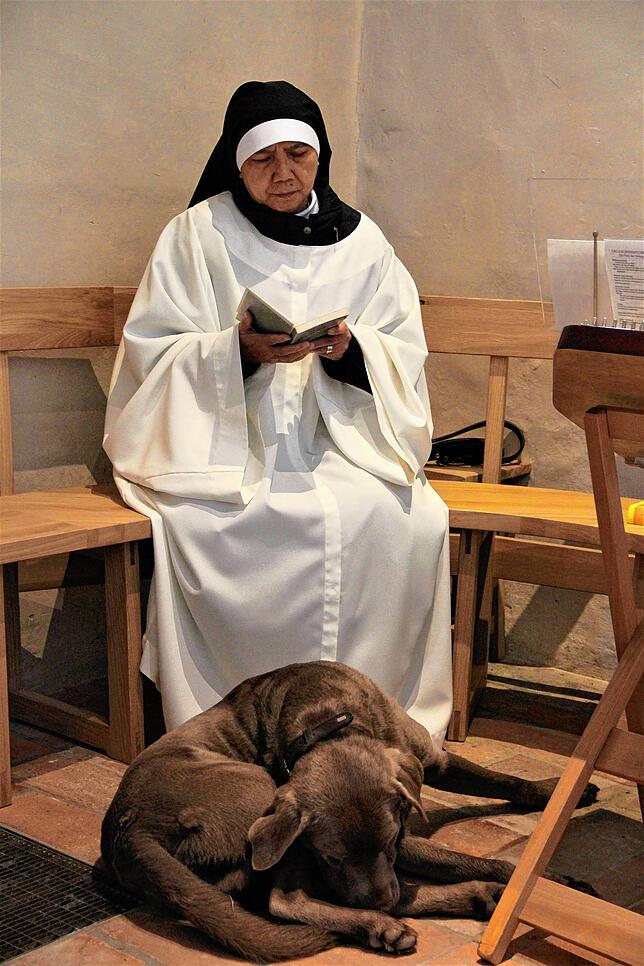 Mittagsgebet mit der von den Philippinen stammenden Schwester Aracoeli und Hund Gino.