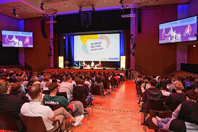 Bild 6: Volles Haus bei „Klasse!“-Veranstaltung in Singen: 850 Schüler lernen Umgang mit Fake News