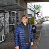 Olaf Ducho an der Bushaltestelle unter der Schänzlebrücke: „Ich würde gerne mal aufs Auto verzichten, gerade für kurze Fahrten in die ...