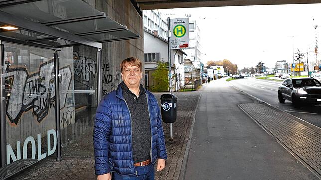 Olaf Ducho an der Bushaltestelle unter der Schänzlebrücke: „Ich würde gerne mal aufs Auto verzichten, gerade für kurze Fahrten in die ...