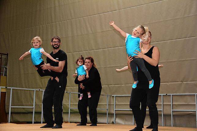 Bild 28: Die Erzinger Sporthalle wurde zum magischen Weihnachtszirkus!