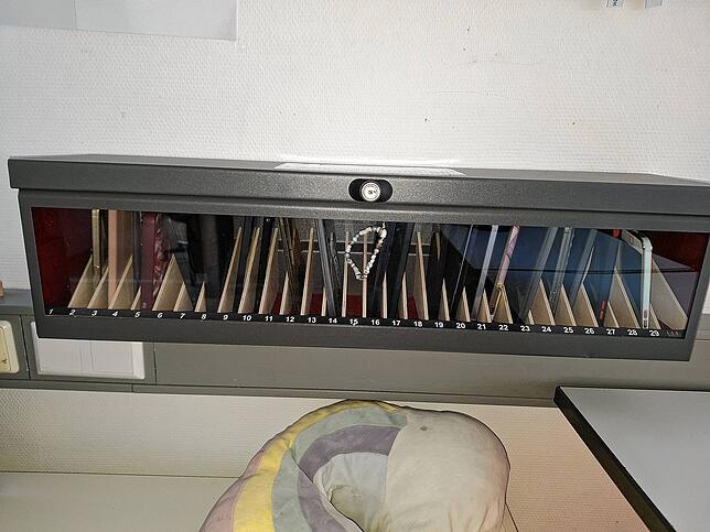 Für jedes Handy gibt es einen Stellplatz.