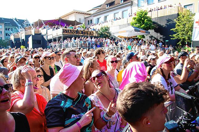 Am Finaltag des Festivals Stars in Town auf dem Herrenacker inmitten der Altstadt von Schaffhausen befubelten über 6000 Fans die ...
