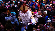 Kinder und Eltern erwarteten den Nikolaus schon sehnsüchtig, als er dem Weihnachtsmarkt am Samstagnachmittag einen Besuch abstattete.