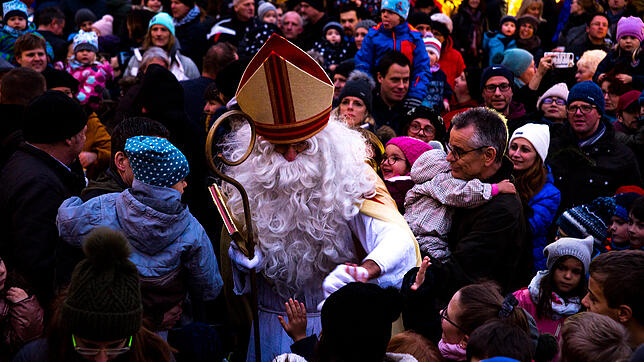 Kinder und Eltern erwarteten den Nikolaus schon sehnsüchtig, als er dem Weihnachtsmarkt am Samstagnachmittag einen Besuch abstattete.