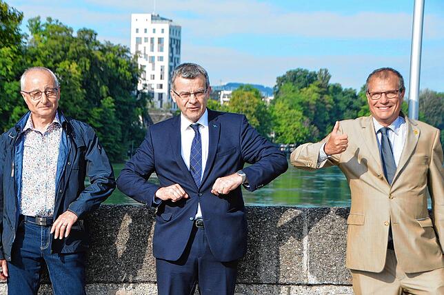 Walter Jucker (von links), Franco Mazzi und Klaus Eberhardt beim symbolischen Handschlag zur Wiederöffnung der Grenze auf der alte ...