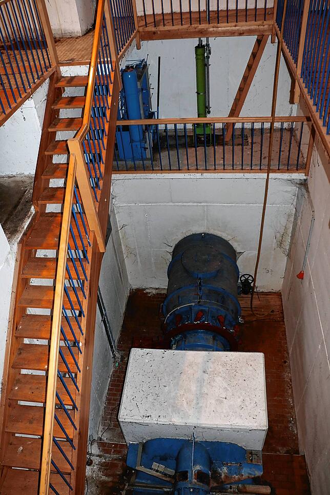 Blick in den Keller des Turbinenhauses. Die kleinere Turbine läuft derzeit nicht.