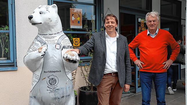 Thomas Glöckler (links) ist neben Udo Engelhardt, das neue Gesicht bei der Singener Tafel. Er hat seinen Job bei Daimler aufgegeben, um ...