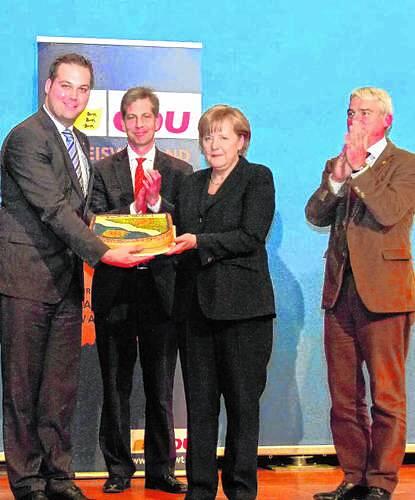 2011: Ein Kuchen mit dem Wappen des Landkreises Waldshut überreichte Felix Schreiner (links) an Angela Merkel. Es applaudierten Klaus ...