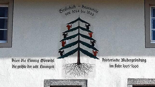 Erinnerung an vergangene Zeiten: Die Hauensteiner Tanne mit acht Eichhörnchen, Wappensymbol der ehemaligen Grafschaft Hauenstein, ziert ...
