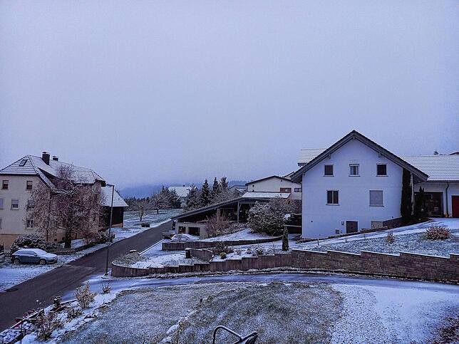 Auch die Wiesen und Dächer im Klettgauer Ortsteil Rechberg sind schneebedeckt.