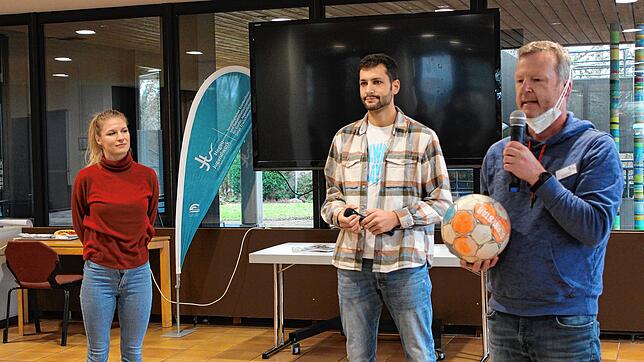 Zur Fußball-Show im Jugendwerk Gailingen (von links): Thomas Welte, Aguska Mnich und Patrick Bäurer.