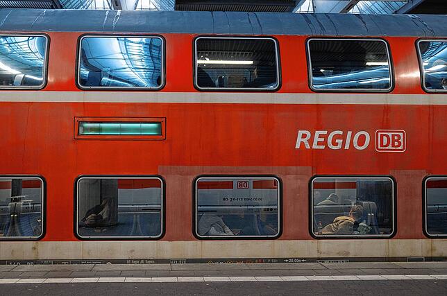 Reisende warten in einem abgestellten Zug am Hauptbahnhof. Der Zugverkehr von und zum Hauptbahnhof wurde vorübergehend eingestellt.