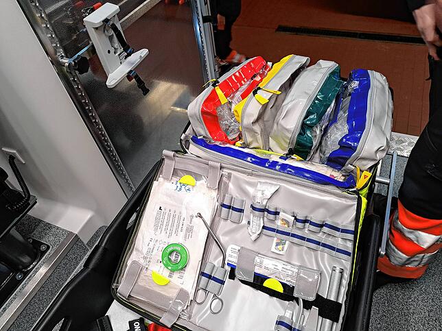 Im Rettungswagen befindet sich auch eine Einsatztasche für medizinische Notfälle bei Kindern.
