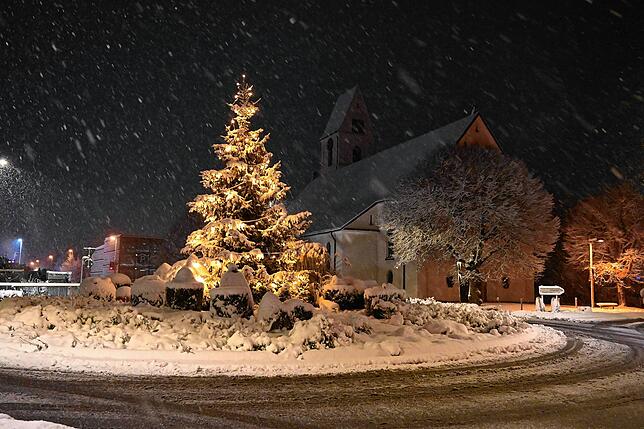 Der erste Schnee bringt schon weihnachtliche Stimmung bei der Kirche in Unterlauchringen.