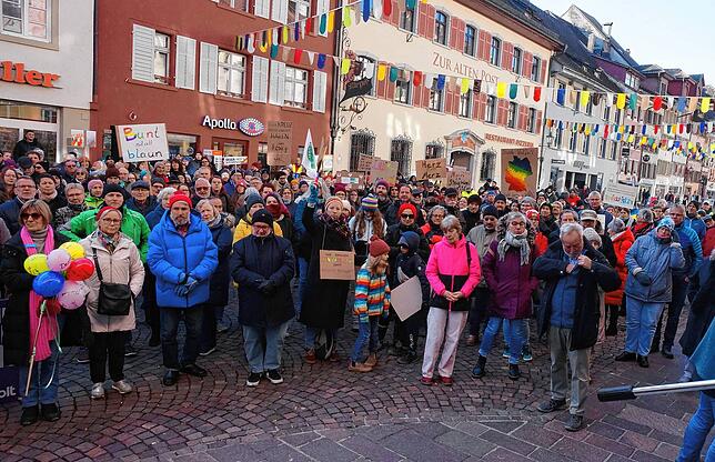 An die 500 Menschen -hier ein Teil von ihnen- sind zur Kundgebung in die Waldshuter Kaiserstraße gekommen.